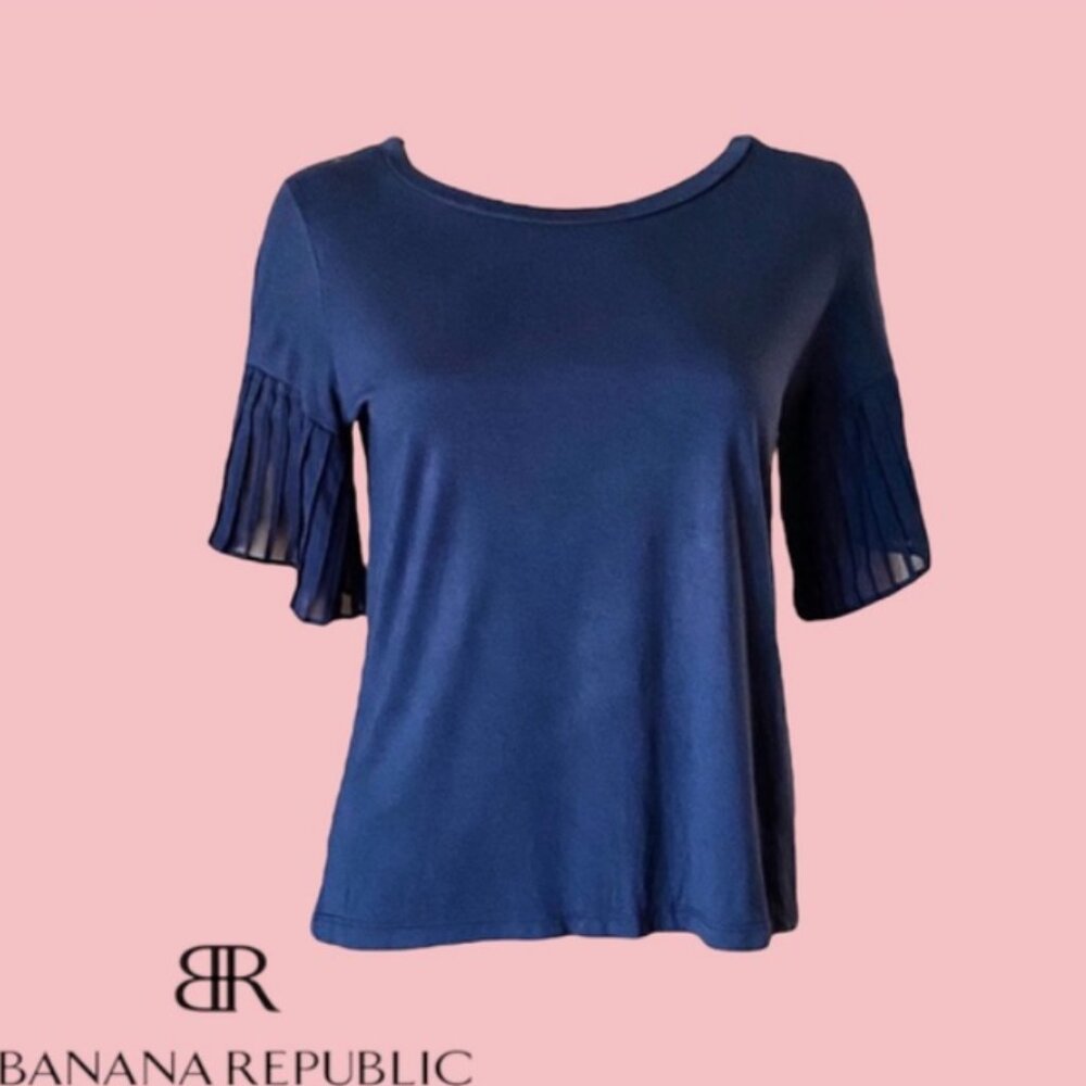 Banana Republic navy blue short sleeve tee with pleated cuffs Size L